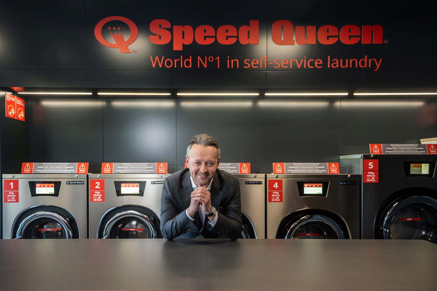 Zespół Speed Queen Polska podczas pracy przy projekcie pralni